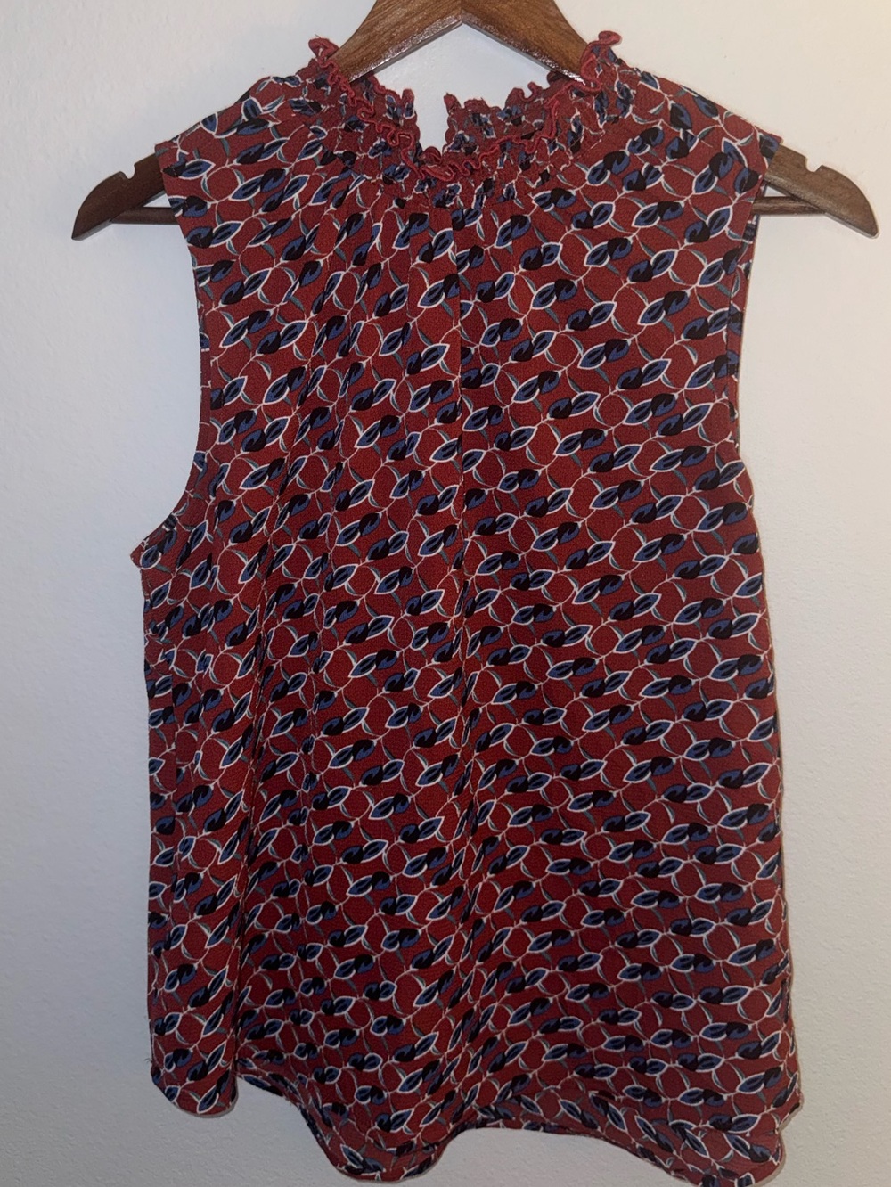 Ruched Mock-Neck Sleeveless Camisole in Rust Leaf Print